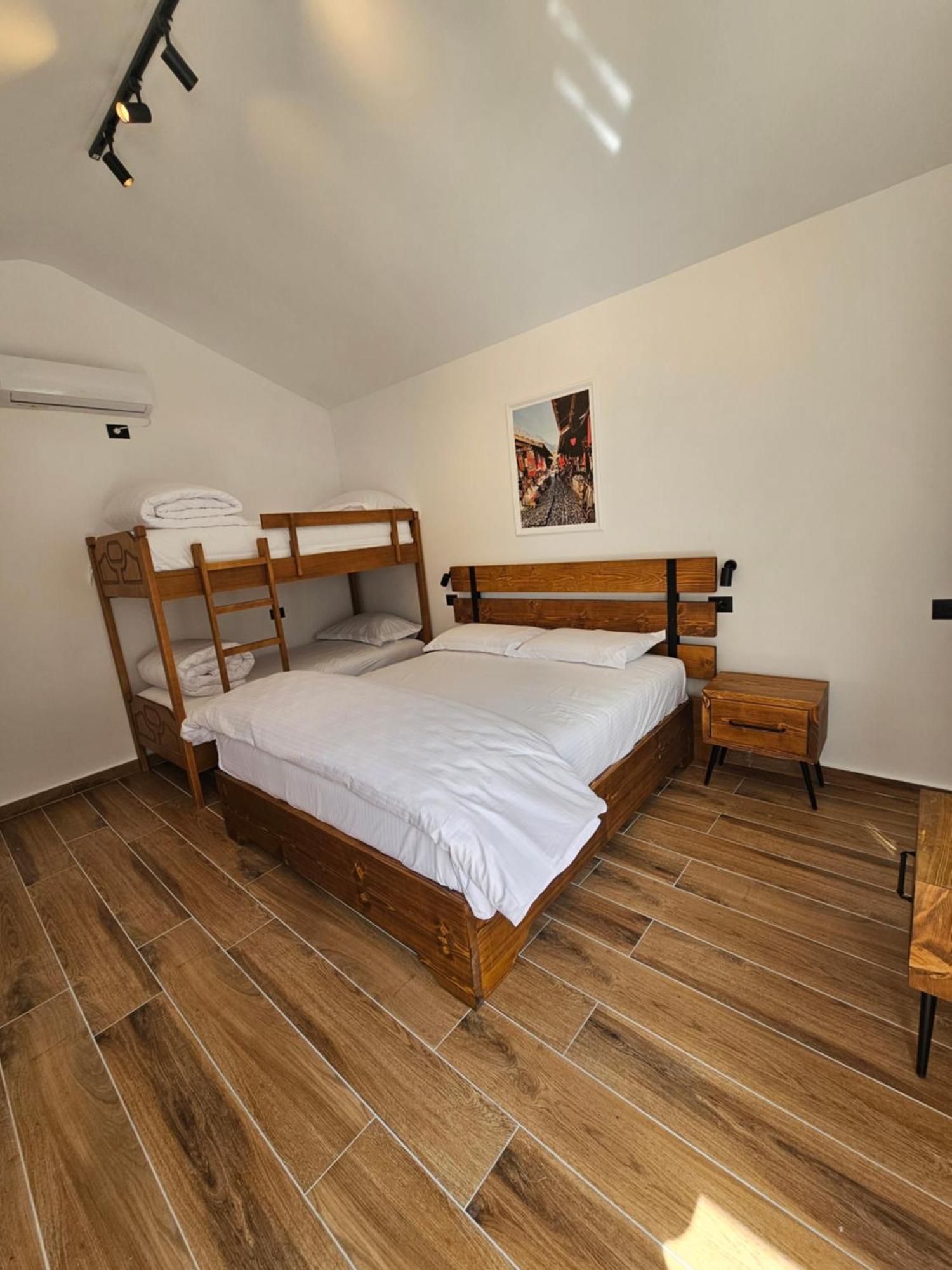 3 At Mali Lodge Krujë
